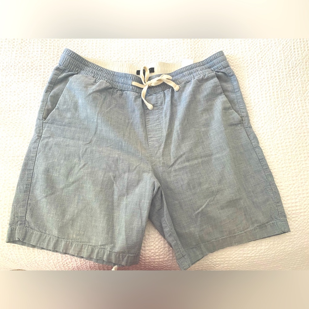 Men’s Banana Republic chambray shorts.